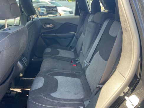 Used 2017 Jeep Cherokee Sport FWD image 8