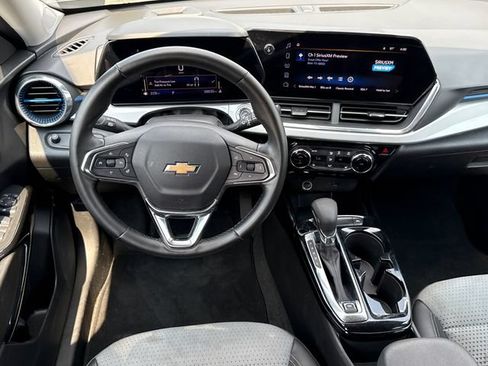 Used 2025 Chevrolet Trax LT w/ LT Convenience Package FWD image 22