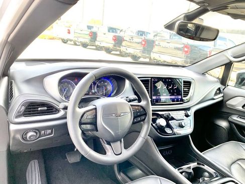 Used 2025 Chrysler Pacifica Limited FWD image 11