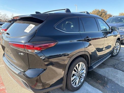 Used 2025 Toyota Highlander Platinum image 4