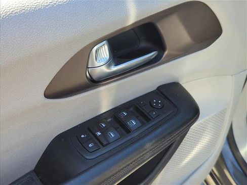 Used 2019 Chrysler Pacifica Touring-L image 9