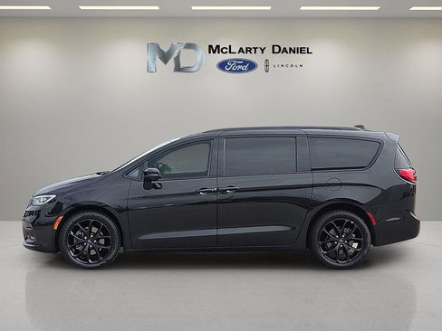 Used 2023 Chrysler Pacifica Touring-L w/ Uconnect Theater Family Group AWD/4WD image 3