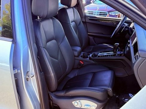 Used 2025 Porsche Macan AWD/4WD image 19