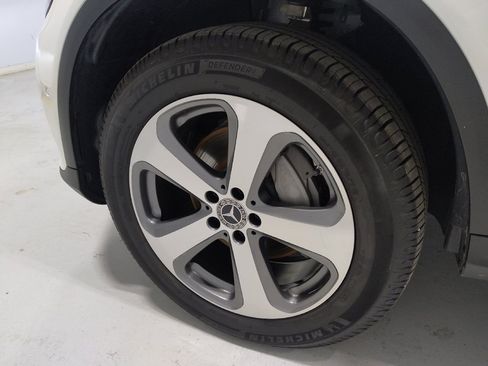 Used 2019 Mercedes-Benz GLC 300 4MATIC w/ Driver Assistance Package image 31