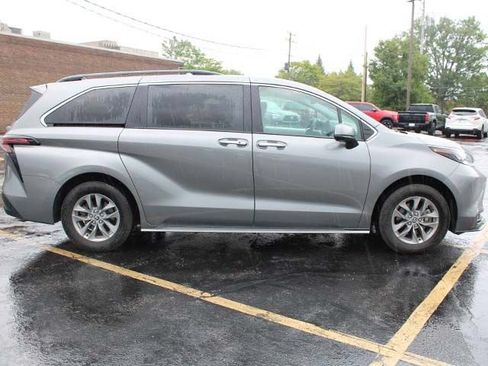 Certified 2026 Toyota Sienna XLE FWD image 5