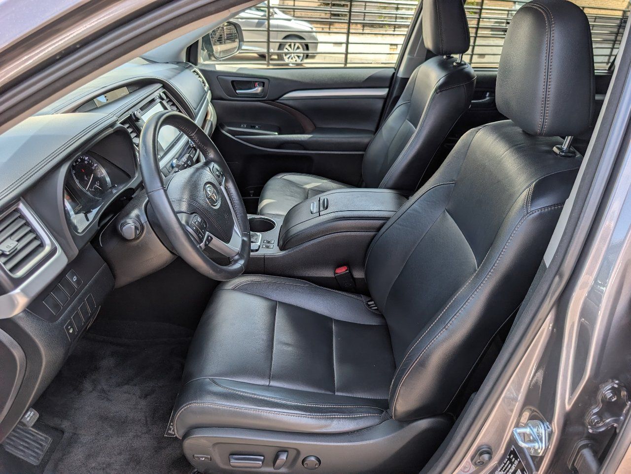 Used 2015 Toyota Highlander XLE AWD/4WD image 2