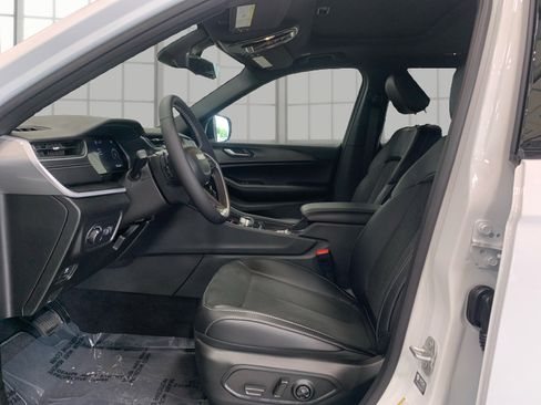 New 2025 Jeep Grand Cherokee L Altitude image 9