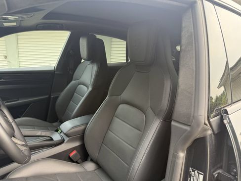 Certified 2025 Porsche Macan Turbo Electric AWD/4WD image 9