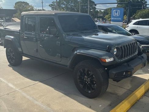 Used 2025 Jeep Gladiator Sport AWD/4WD image 3