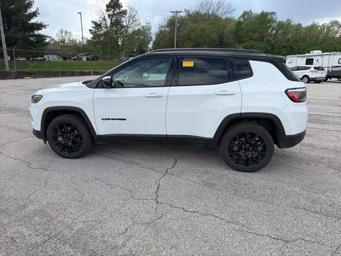 Used 2023 Jeep Compass Latitude AWD/4WD image 8