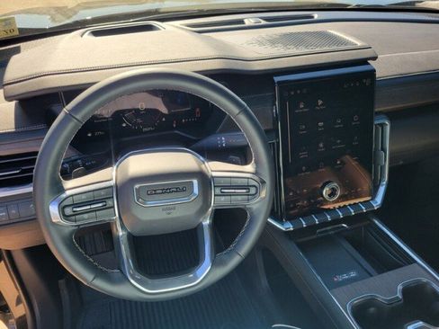 Used 2024 GMC Acadia Denali image 17