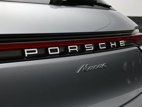 Certified 2022 Porsche Macan image 14