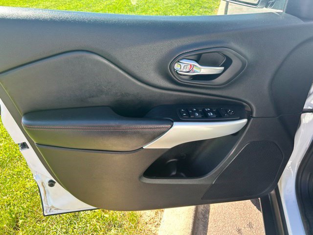 Used 2018 Jeep Cherokee Trailhawk w/ Comfort & Convenience Group AWD/4WD image 11