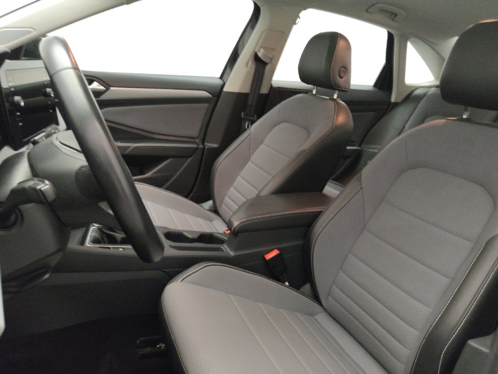 Used 2025 Volkswagen Jetta SE FWD image 17