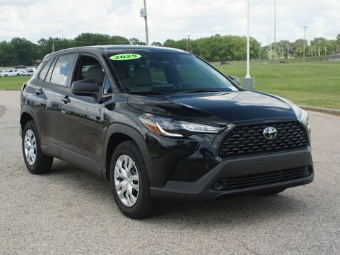 Used 2025 Toyota Corolla Cross L FWD image 2