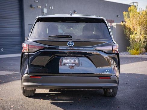 Used 2024 Toyota Sienna LE image 9