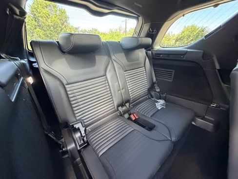 New 2026 Land Rover Discovery Limited Edition AWD/4WD image 17