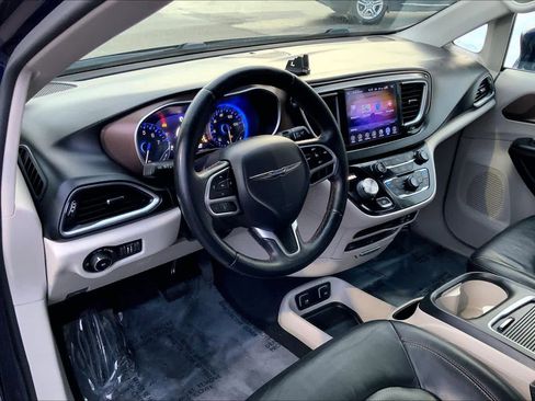 Used 2017 Chrysler Pacifica Touring-L Plus image 16