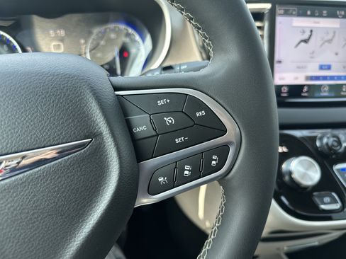 Used 2024 Chrysler Pacifica Touring-L FWD image 22