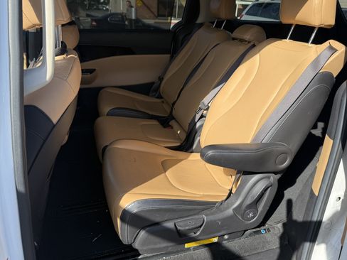 Used 2022 Kia Carnival EX image 18