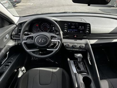 Used 2023 Hyundai Elantra SE FWD image 13