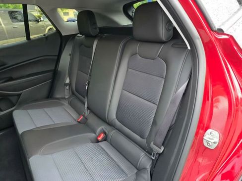 Used 2025 Chevrolet Trax LT FWD image 17