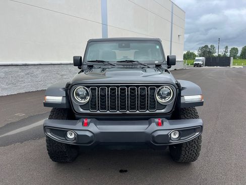 Used 2025 Jeep Wrangler Unlimited Rubicon AWD/4WD image 3