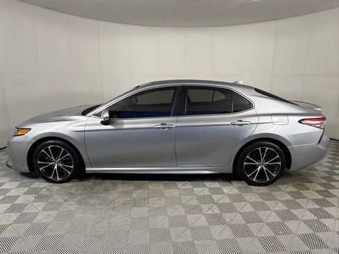 Used 2019 Toyota Camry SE image 3
