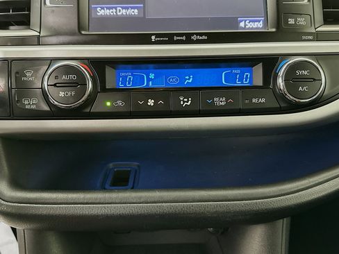 Used 2019 Toyota Highlander SE image 23