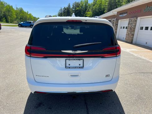 Used 2022 Chrysler Pacifica Touring-L FWD image 6