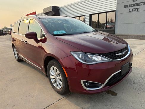 Used 2019 Chrysler Pacifica Touring-L FWD image 2