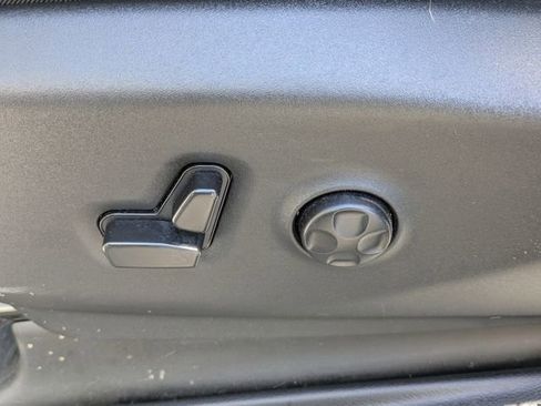 Used 2025 Chrysler Pacifica Select image 22