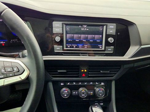 Used 2023 Volkswagen Jetta SE w/ Panoramic Sunroof Package image 17