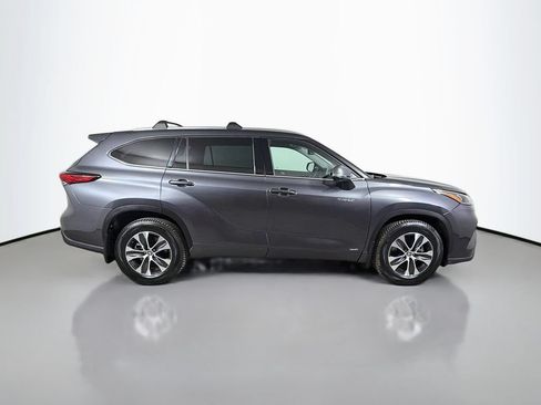 Used 2020 Toyota Highlander XLE AWD/4WD image 5