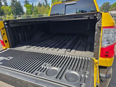 Used 2018 Nissan Titan PRO-4X w/ Pro-4x Convenience Package AWD/4WD image 17