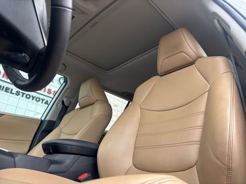 Used 2023 Toyota RAV4 XLE Premium image 9