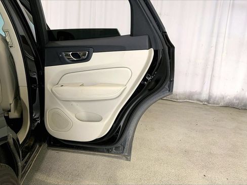 Used 2021 Volvo XC60 T5 Momentum w/ Protection Package Premier FWD image 23
