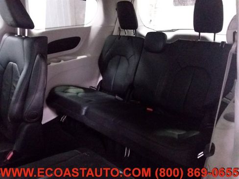 Used 2018 Chrysler Pacifica Touring-L image 15