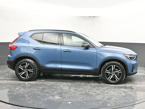 Used 2024 Volvo XC40 B5 Core image 11