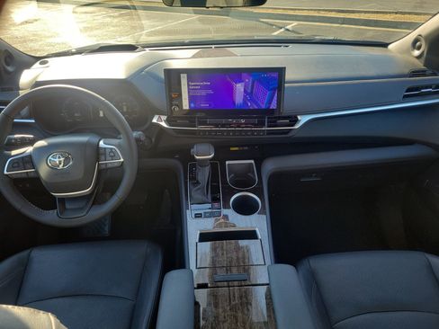 Used 2025 Toyota Sienna Platinum image 11