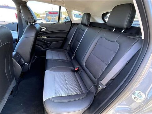 Used 2025 Chevrolet Trax LT w/ LT Convenience Package image 19