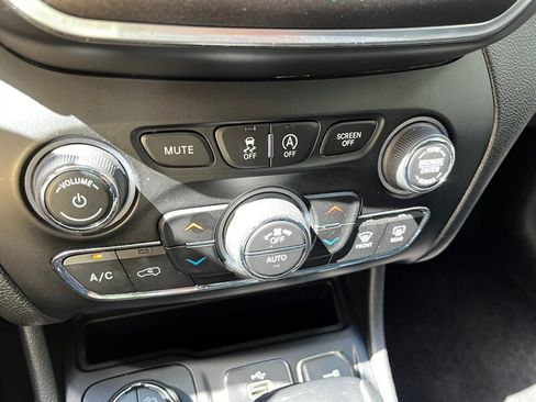 Used 2019 Jeep Cherokee Trailhawk w/ Cold Weather Group AWD/4WD image 33