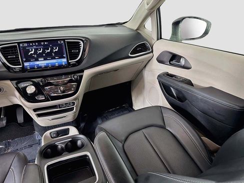 Used 2024 Chrysler Pacifica Touring-L FWD image 29