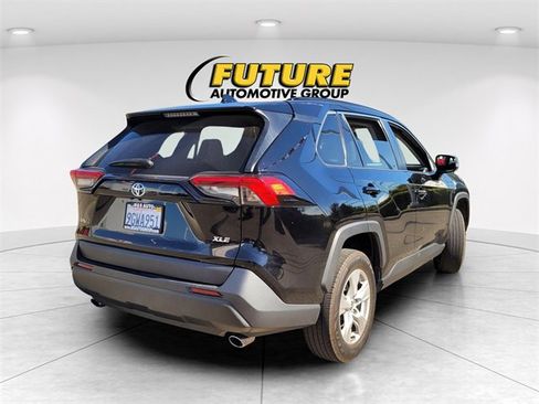 Used 2021 Toyota RAV4 XLE image 4
