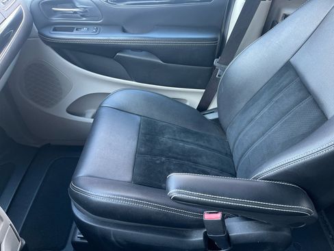 Used 2018 Dodge Grand Caravan SXT w/ Rear Park Assist Package image 18