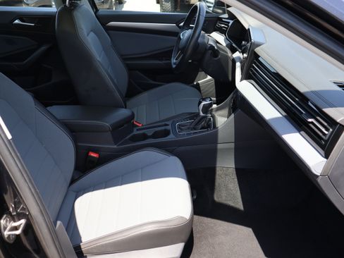 Used 2025 Volkswagen Jetta SE FWD image 8