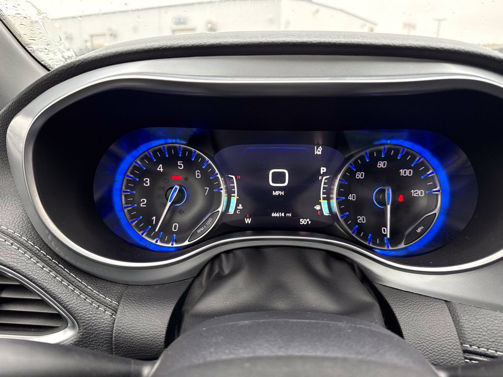 Used 2025 Chrysler Pacifica Limited FWD image 33