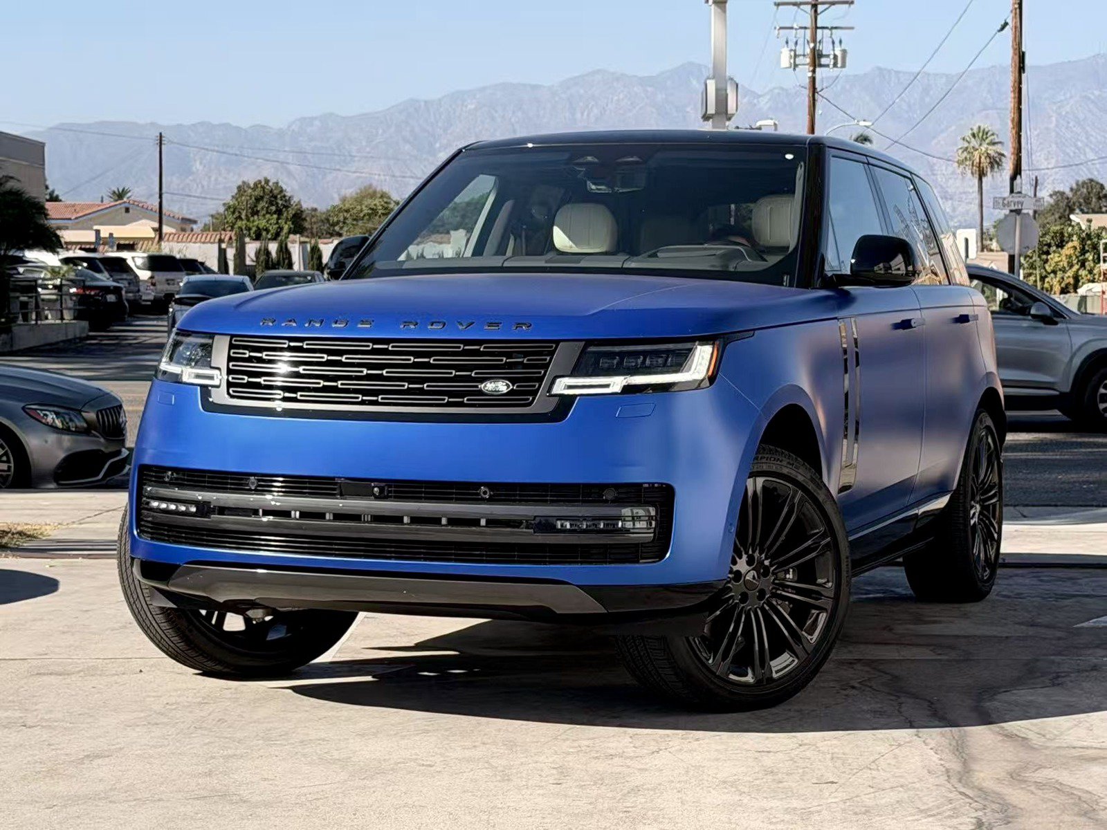 Used 2026 Land Rover Range Rover SE AWD/4WD image 3