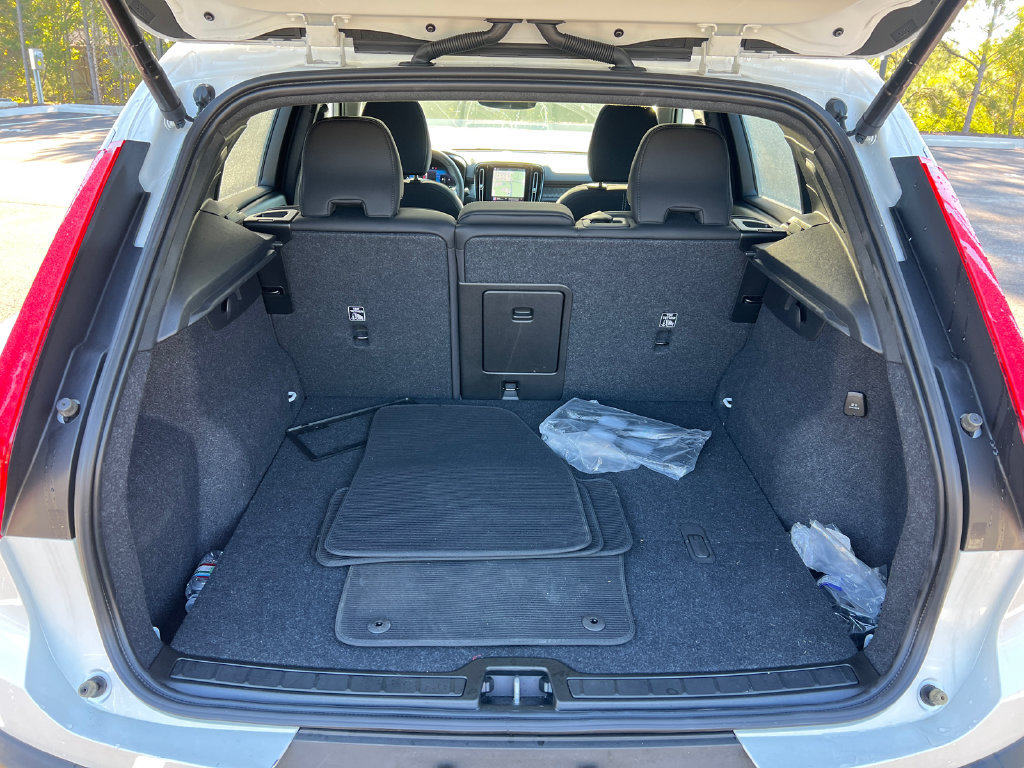 Used 2024 Volvo XC40 B5 Plus AWD/4WD image 8