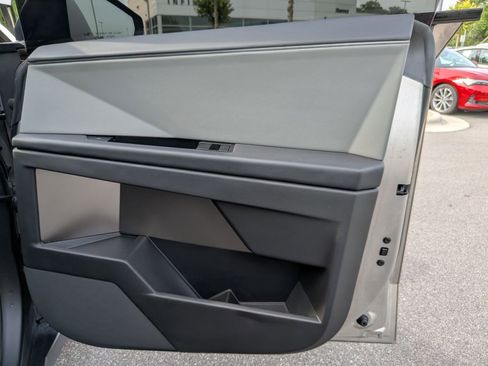 Used 2024 Tesla Cybertruck AWD Crew Cab image 33